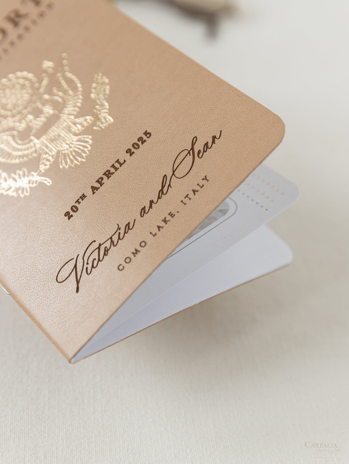 Invitations de passeport en cuir nu de première qualité avec feuille d'or et gravure personnelle