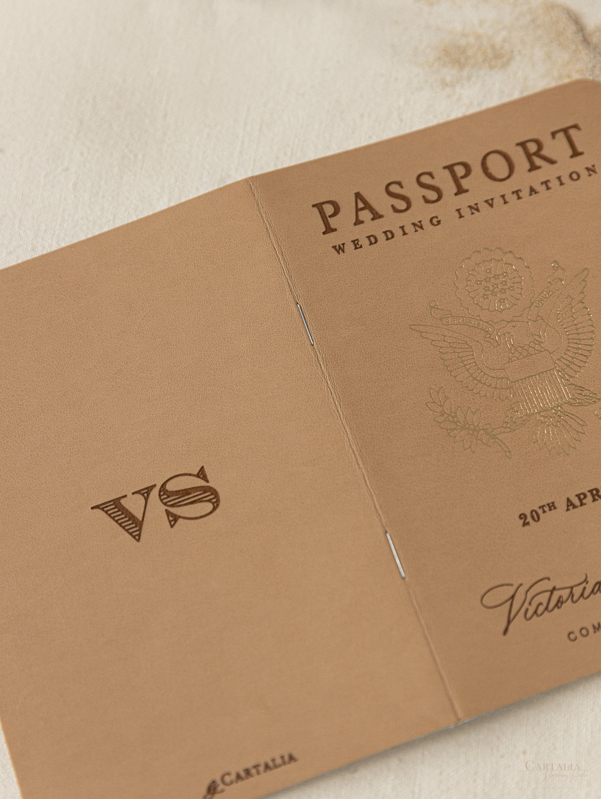 Invitaciones para pasaporte de piel color nude de primera calidad con lámina dorada y grabado personal