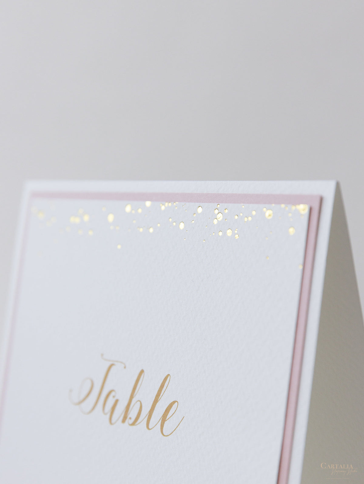 Tarjetas de números de mesa con puntos de confeti