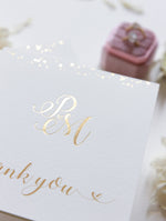 Biglietto di ringraziamento di lusso in lamina d'oro reale con coriandoli rosa cipria punteggiati con busta