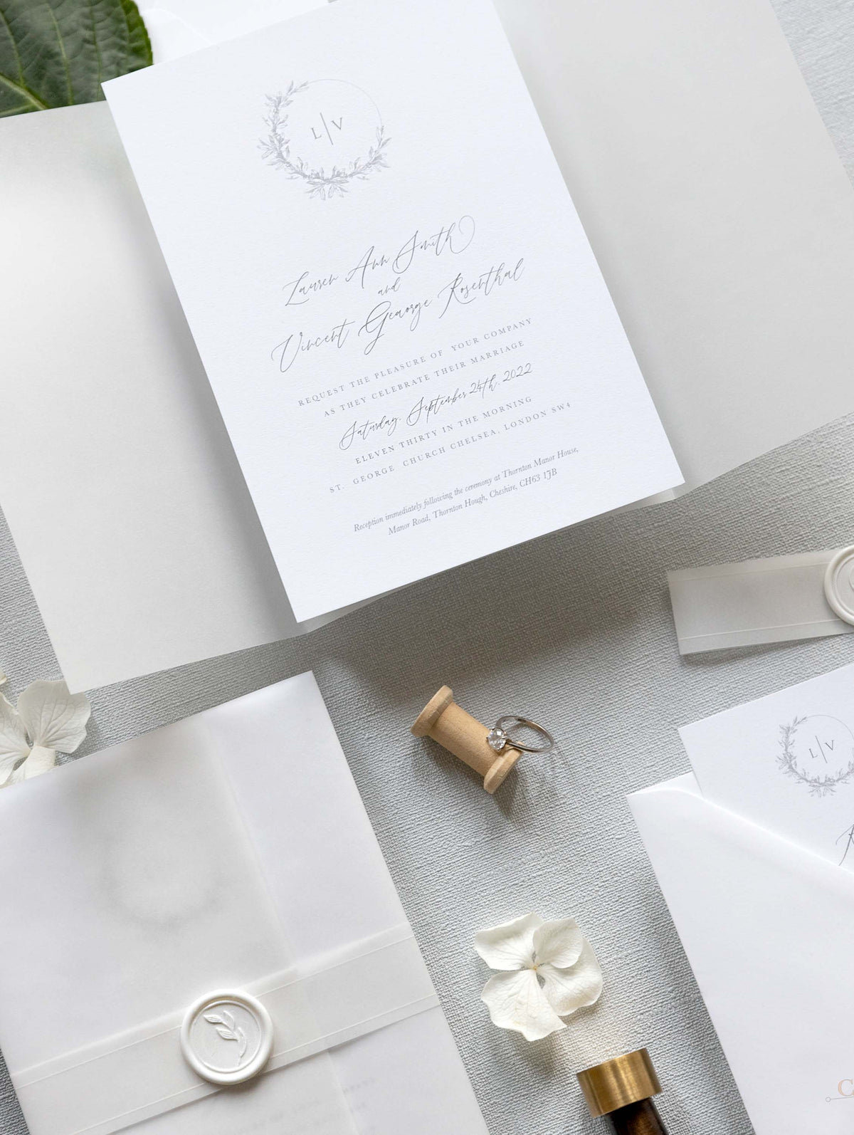 Calligraphie moderne Volie d'invitation de mariage enveloppe avec sceau de cire blanche