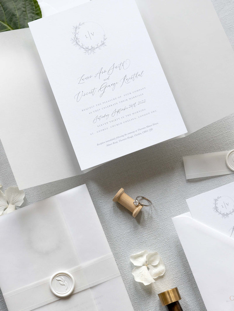 Suite per inviti di nozze con rivestimento in pergamena calligrafica moderna con sigillo in cera bianca