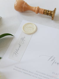 Cartes de menu de mariage classiques avec noms d'invités et sceau de cire