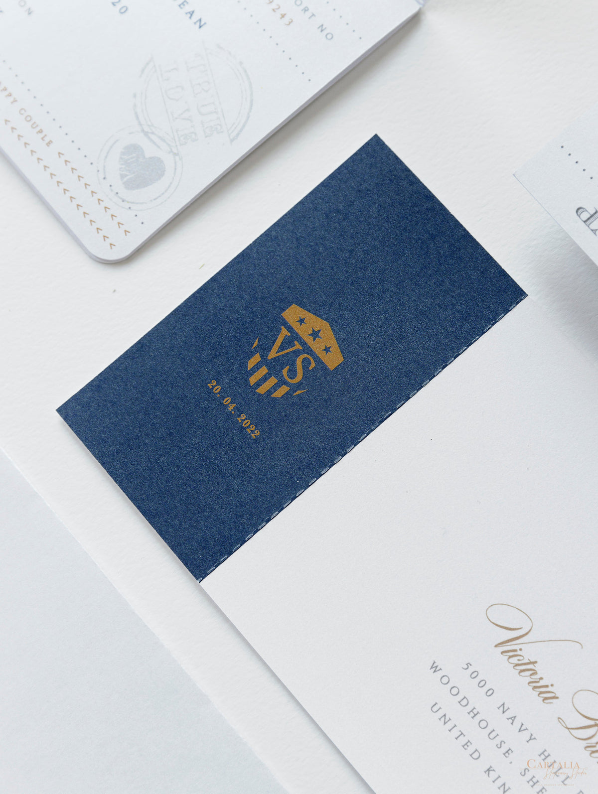 Invitación de boda azul marino con pasaporte americano/EE. UU. con lámina brillante + confirmación de asistencia al estilo de tarjeta de embarque