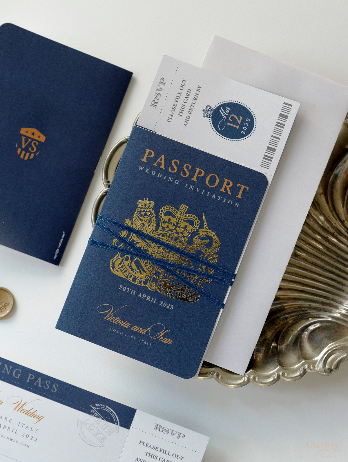 Invito a nozze blu marino con passaporto USA/americano con lamina scintillante + RSVP in stile carta d'imbarco