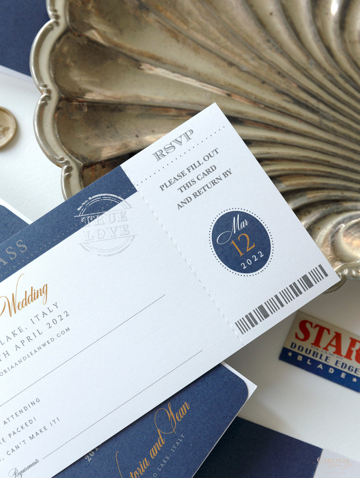 Invitación de boda azul marino con pasaporte americano/EE. UU. con lámina brillante + confirmación de asistencia al estilo de tarjeta de embarque