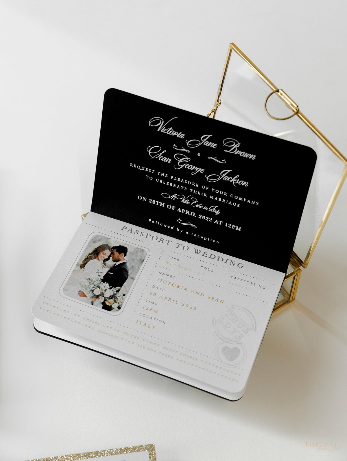 Invitation de mariage de passeport de luxe noir avec paillettes d'arc et d'or, vraie feuille