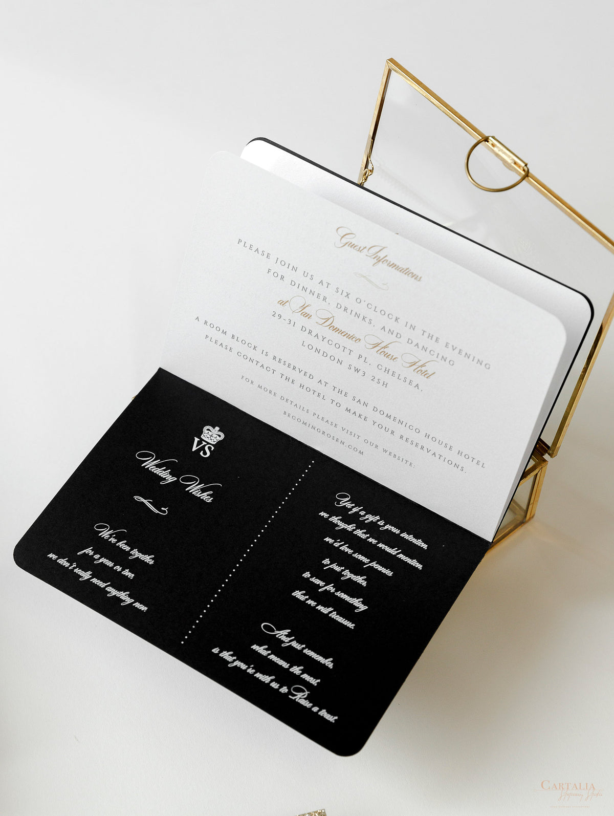 Invitation de mariage de passeport de luxe noir avec paillettes d'arc et d'or, vraie feuille