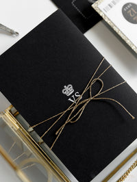 Invitation de mariage de passeport de luxe noir avec paillettes d'arc et d'or, vraie feuille