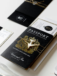 Invitation de mariage de passeport de luxe noir avec paillettes d'arc et d'or, vraie feuille
