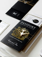 Invito a nozze con passaporto di lusso nero con fiocco e glitter dorati, vera lamina