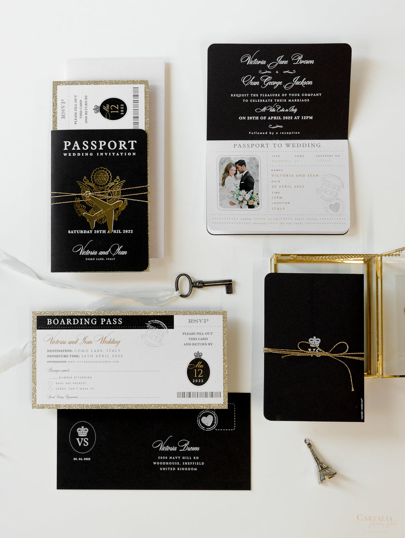 Invito a nozze con passaporto di lusso nero con fiocco e glitter dorati, vera lamina