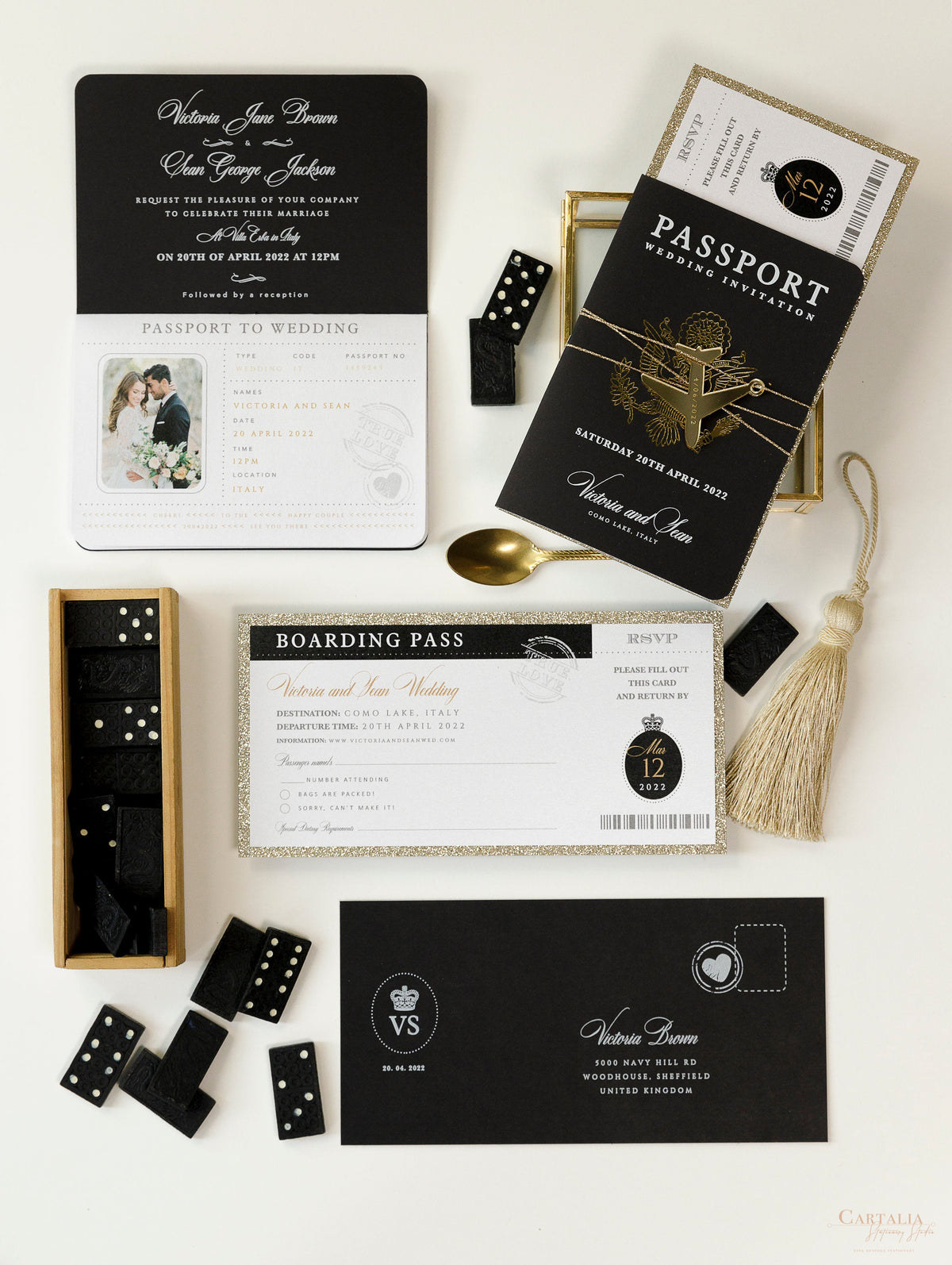 Invitation de mariage de passeport de luxe noir avec paillettes d'arc et d'or, vraie feuille