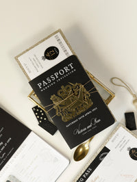 Invitation de mariage de passeport de luxe noir avec paillettes d'arc et d'or, vraie feuille