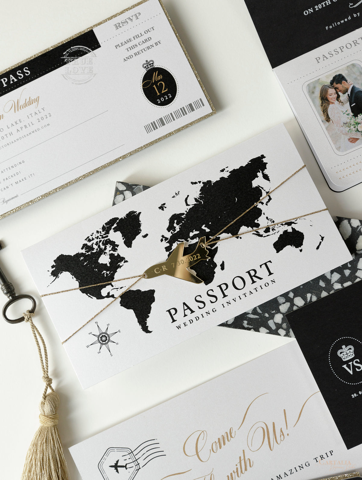 Cartera de viaje FOLDER blanca y negra: Suite de invitación para pasaporte de boda de lujo en bolsillo y etiqueta de espejo dorado