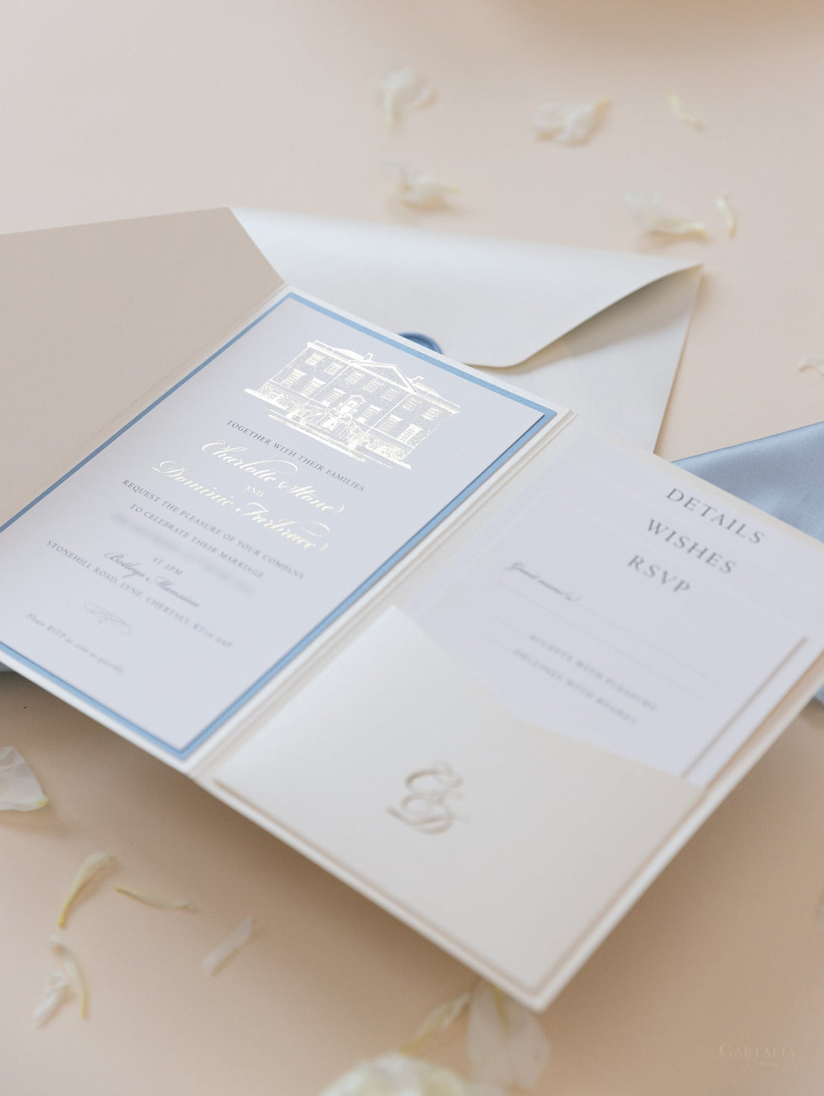 Ilustración personalizada del lugar de la boda ? Suite de bolsillo para invitación a un lugar frustrado con toques metalizados en azul polvoriento y dorado