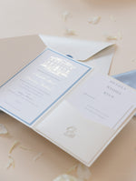 Illustrazione della sede del matrimonio personalizzata | Suite tascabile per invito alla sede laminata con tocchi di lamina blu polveroso e oro