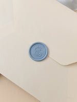 Illustrazione della sede del matrimonio personalizzata | Suite tascabile per invito alla sede laminata con tocchi di lamina blu polveroso e oro