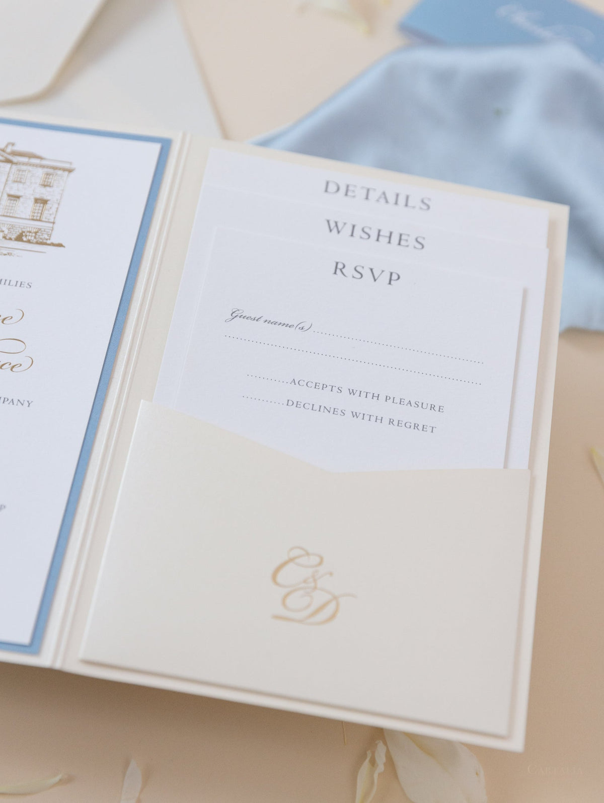 Illustration de lieu de mariage personnalisé | Salle de poche d'invitation de lieu en déjoues avec touches en feuille bleu poussiéreuse et or