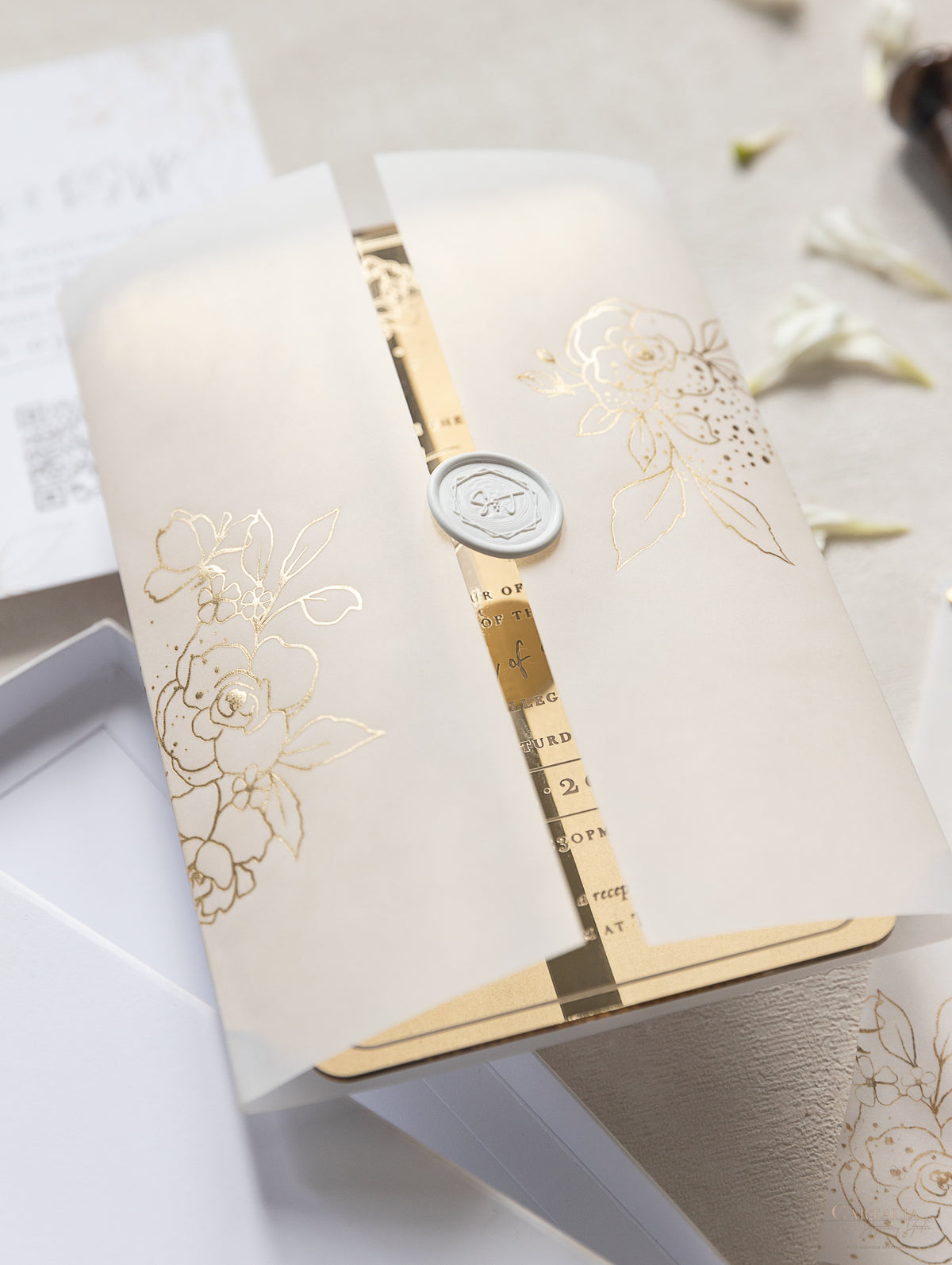 Specchio in plexi dorato confezionato con sigillo in ceralacca personalizzato e rose | Commissione su misura J&amp;T