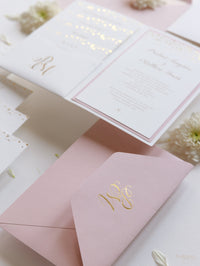 Suite di inviti di nozze pieghevoli tascabili rosa cipria punteggiati di coriandoli di lamina d'oro reale di lusso