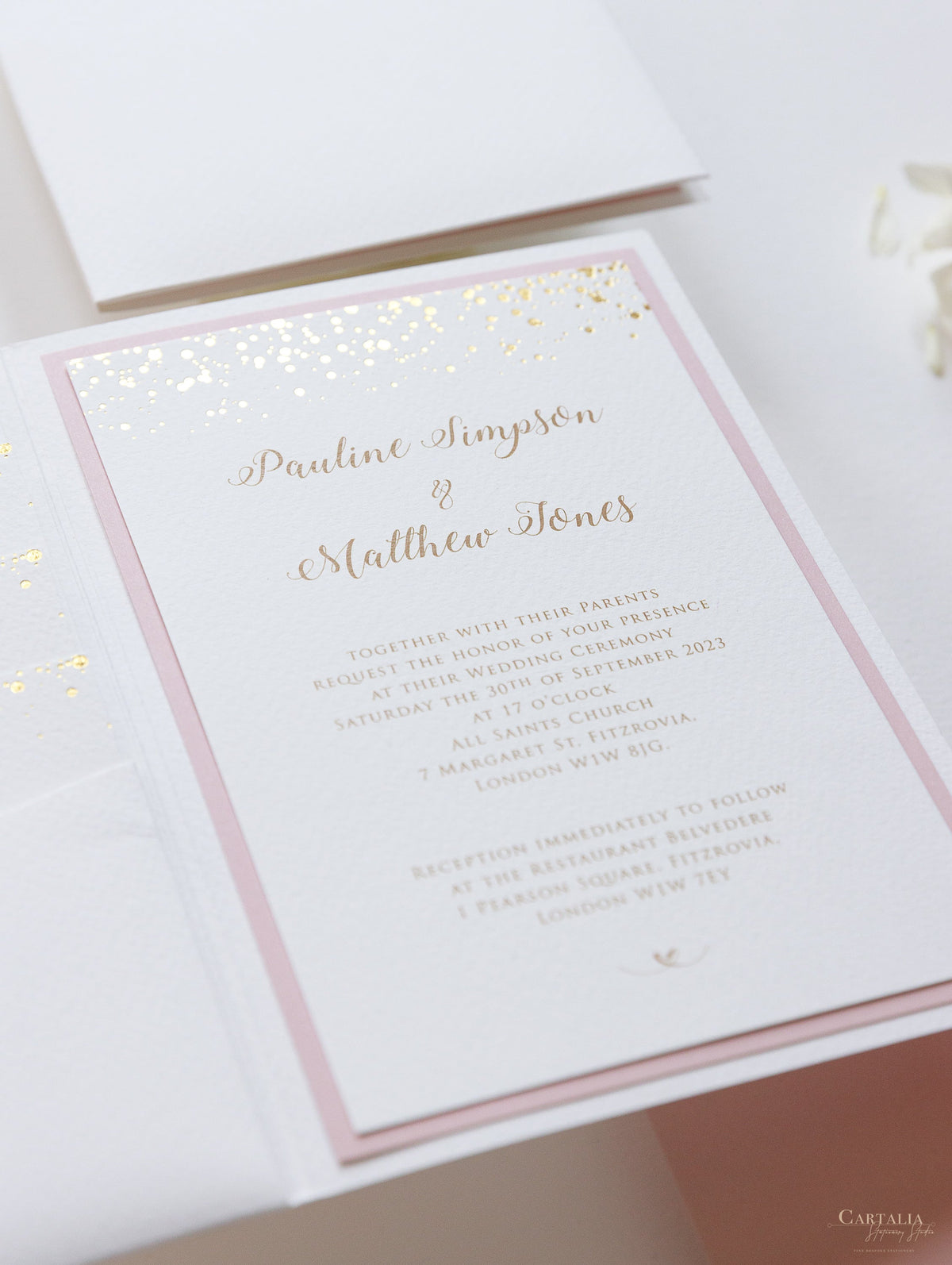 Suite de invitación de boda con pliegues de bolsillo rosa rubor punteado de confeti de lámina de oro real de lujo