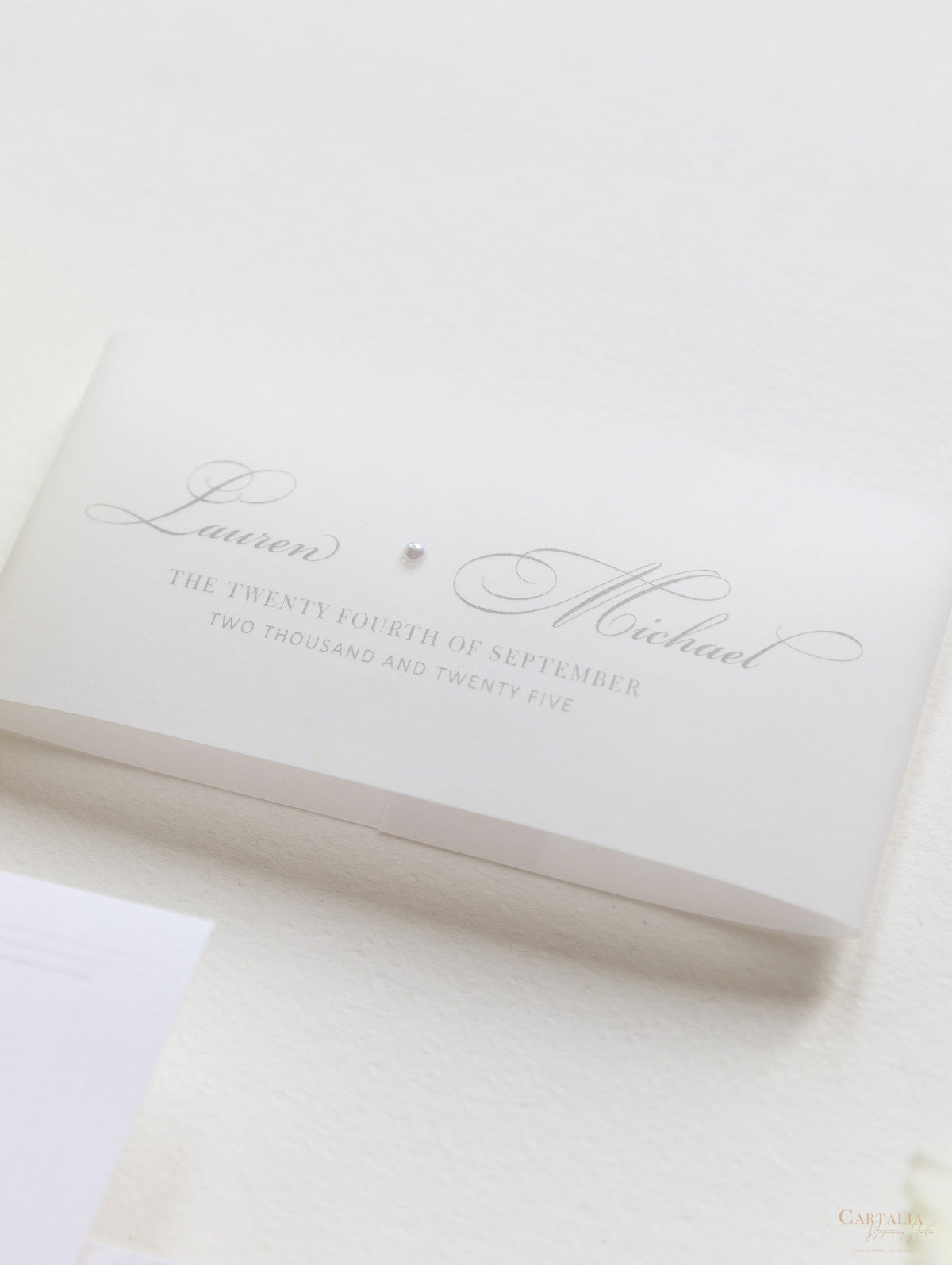 Invitation de poche en perle de luxe en relief avec réception et cartes RSVP liées dans la bande de ventre de vélin + enveloppes