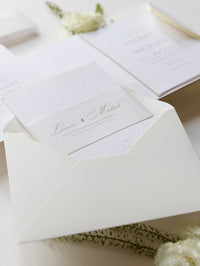 Invitation de poche en perle de luxe en relief avec réception et cartes RSVP liées dans la bande de ventre de vélin + enveloppes