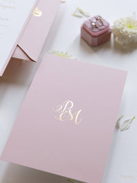 Invito alla sera rosa cipria punteggiato di coriandoli con monogramma in lamina d'oro + busta