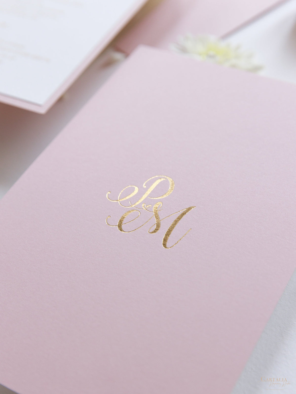 Invito alla sera rosa cipria punteggiato di coriandoli con monogramma in lamina d'oro + busta