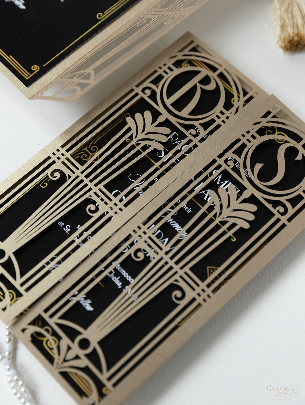 Invito per il giorno delle nozze apribile con taglio laser Art Deco del Grande Gatsby nero e oro