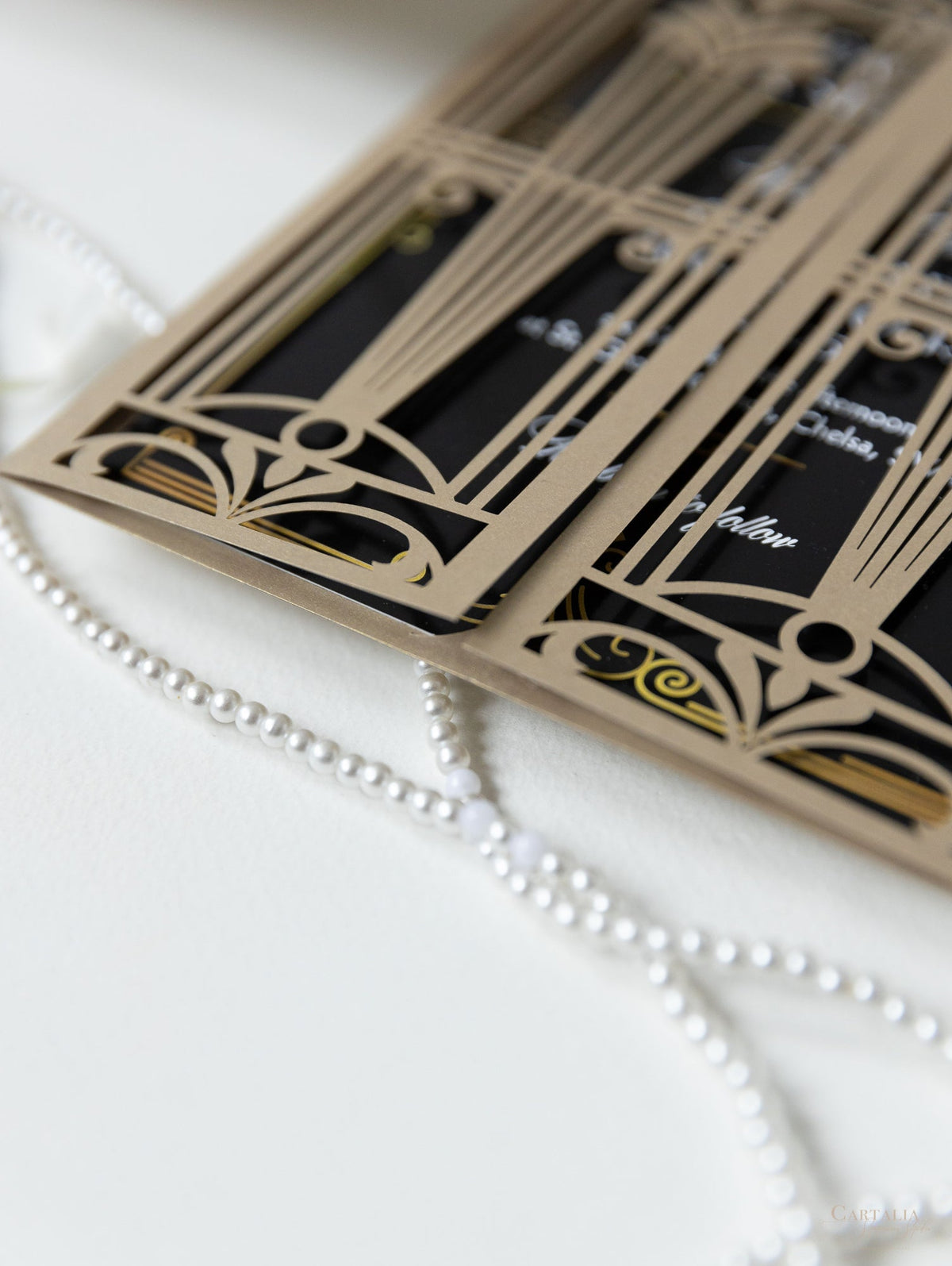 Invitación plegable para el día de la boda con corte láser del Gran Gatsby Art Déco en negro y dorado