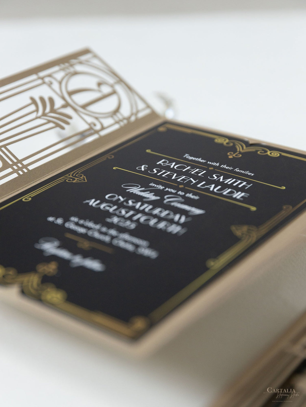 Invito per il giorno delle nozze apribile con taglio laser Art Deco del Grande Gatsby nero e oro