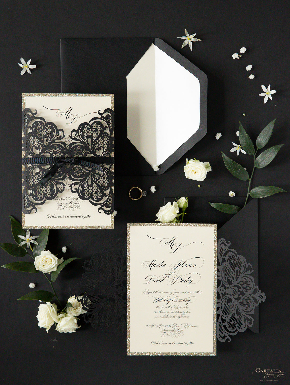 Elegante apertura laser Black Opulence con design a nastro e glitter dorati.