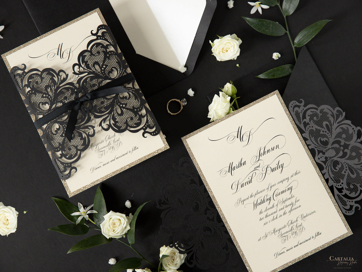 Opulence noire Elegant Laser Gatefold avec conception de cravate de ruban et paillettes d'or.