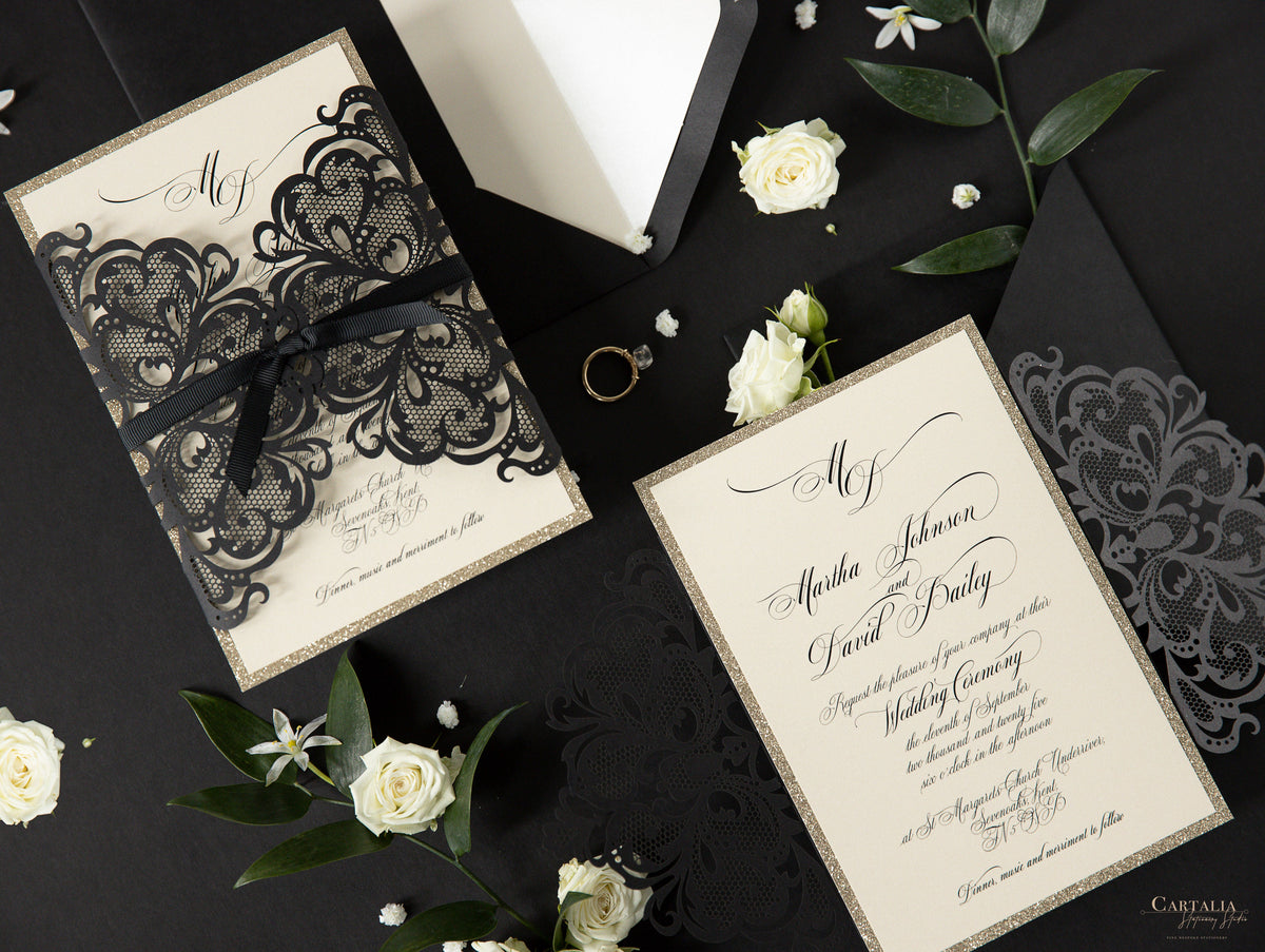 Elegante apertura laser Black Opulence con design a nastro e glitter dorati.