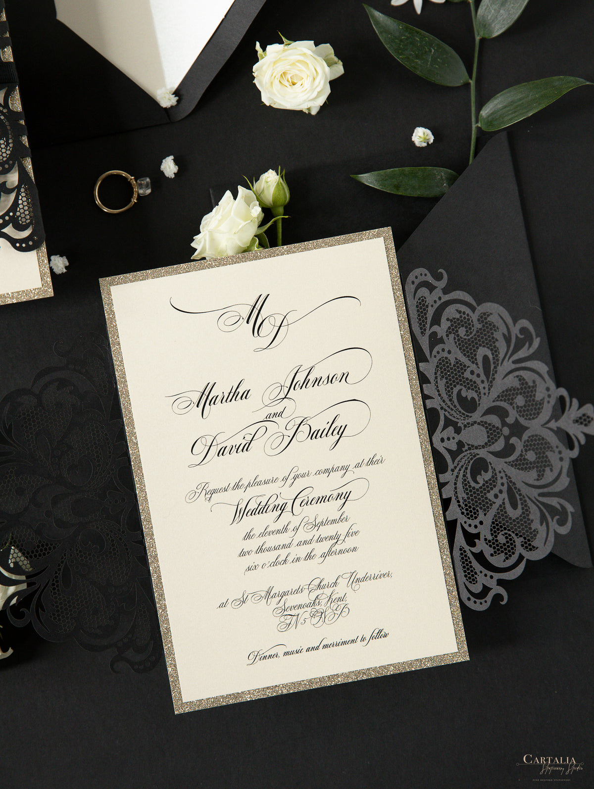 Elegante apertura laser Black Opulence con design a nastro e glitter dorati.