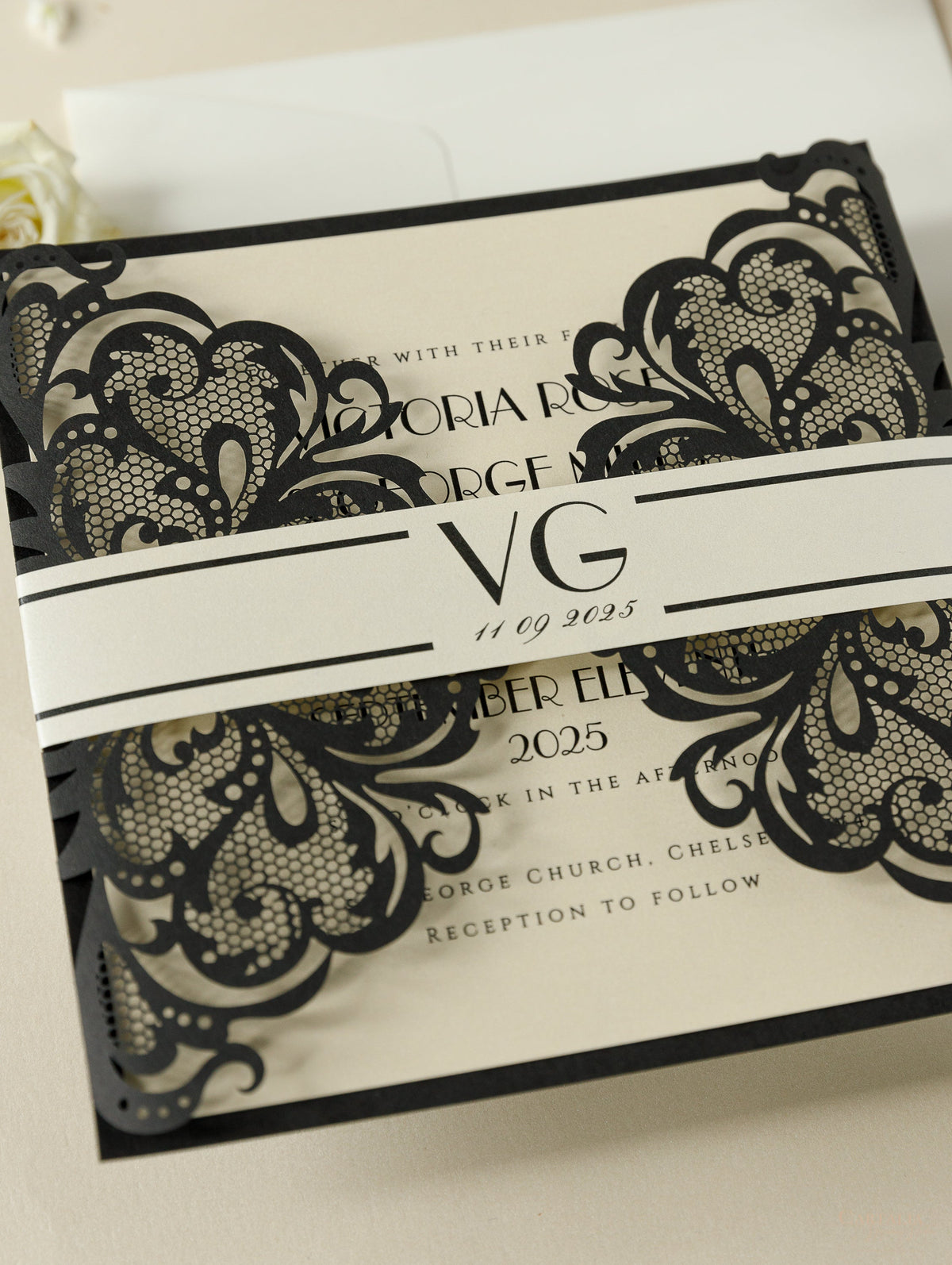 Art Deco Great Gatsby Luxury Gatefold Laser cut Set Invitación de boda con monograma Belly Band + RSVP + Sobres