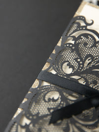 Opulence noire Elegant Laser Gatefold avec conception de cravate de ruban et paillettes d'or.