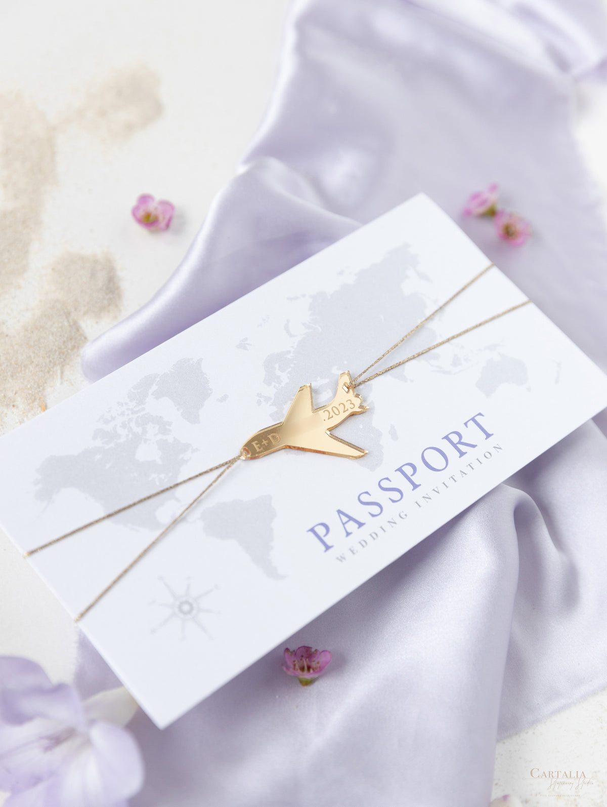 Portefeuille de dossiers lilas: Passeport de mariage en argent de luxe Invitation dans la poche et le miroir Tag Tag Passport Invitation Suite