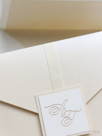 Carpeta de lujo Timeless color champán perlado con tarjeta Rsvp