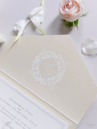 Carpeta de lujo Timeless color champán perlado con tarjeta Rsvp