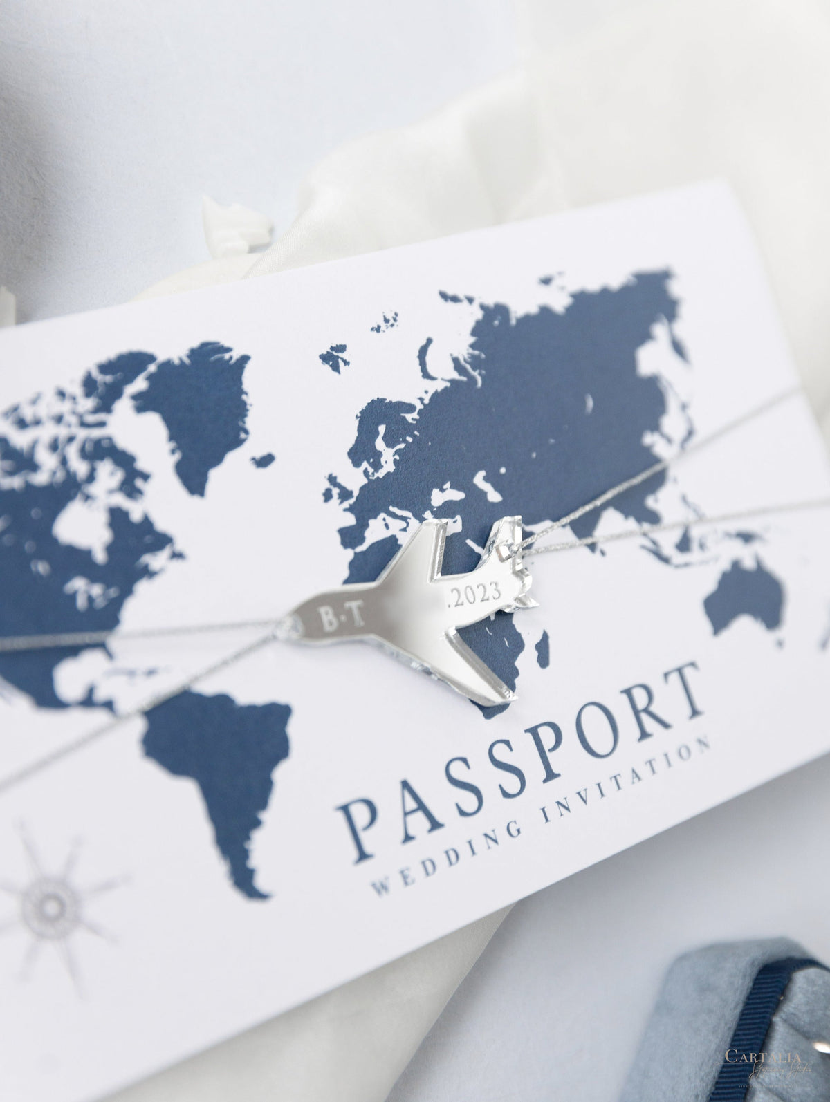 Silver & Navy Blue Folder Travel Wallet: Luxury Wedding Passport Invitation Suite dans Pocket & Mirror Tag