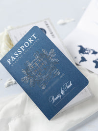 Silver & Navy Blue Folder Travel Wallet: Luxury Wedding Passport Invitation Suite dans Pocket & Mirror Tag