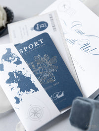 Silver & Navy Blue Folder Travel Wallet: Luxury Wedding Passport Invitation Suite dans Pocket & Mirror Tag