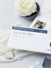 Silver & Navy Blue Folder Travel Wallet: Luxury Wedding Passport Invitation Suite dans Pocket & Mirror Tag