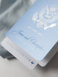 FOLDER Cartera de viaje: Invitación de pasaporte de boda azul polvoriento de lujo en bolsillo y suite de invitación de pasaporte con etiqueta de espejo plateado