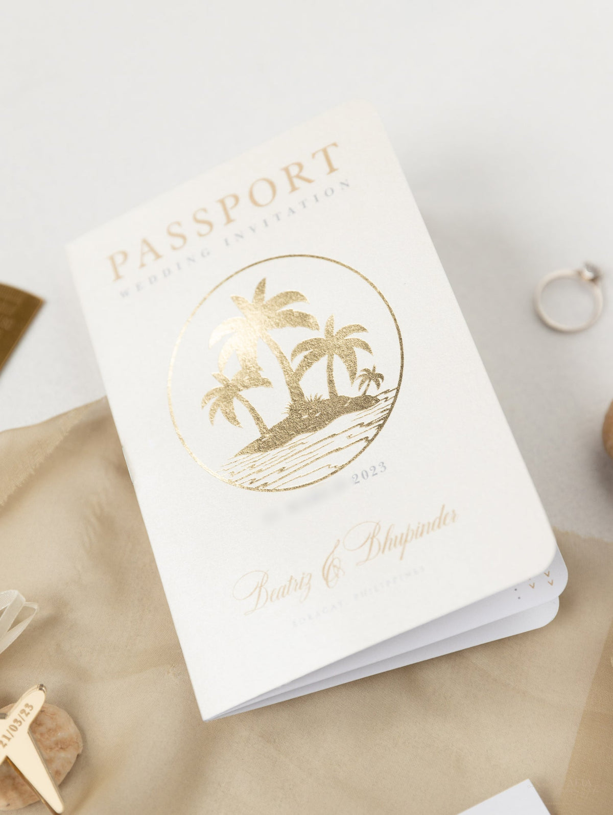 Invito a nozze con passaporto color nudo e oro - Aereo inciso di lusso in plexi dorato, invito a forma di palma