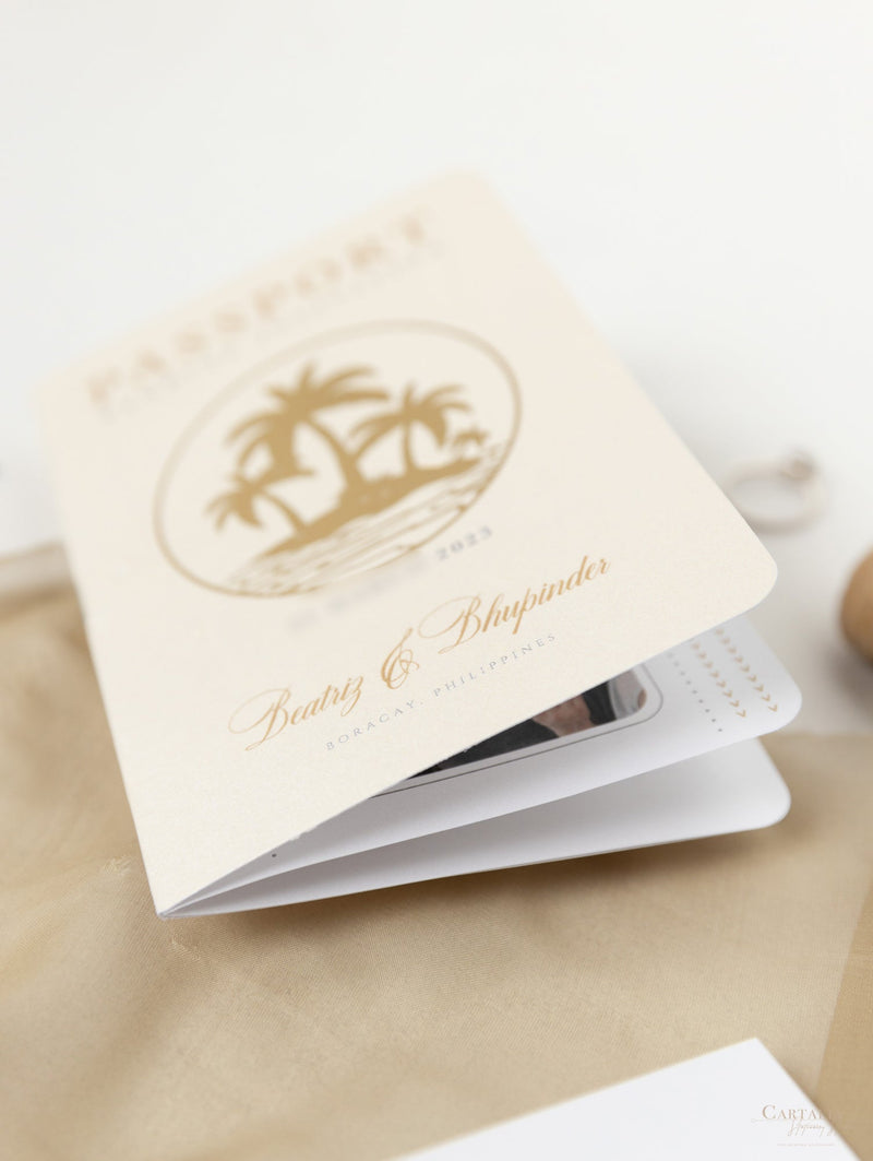 Invito a nozze con passaporto color nudo e oro - Aereo inciso di lusso in plexi dorato, invito a forma di palma