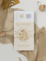 Invito a nozze con passaporto color nudo e oro - Aereo inciso di lusso in plexi dorato, invito a forma di palma